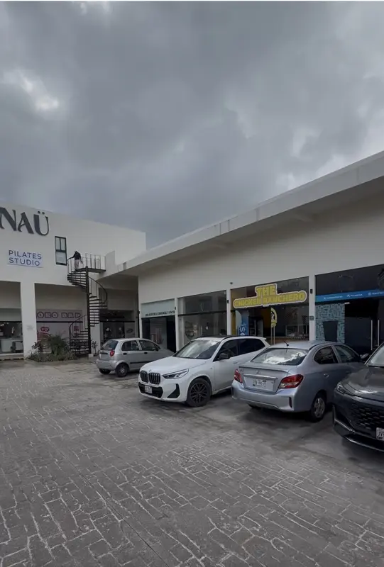 Locales en operación frente al estacionamiento